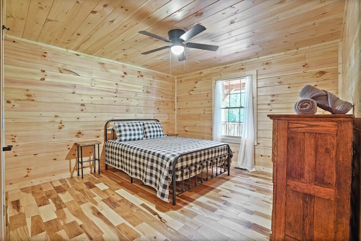 Main level bedroom 2 - Queen Bed