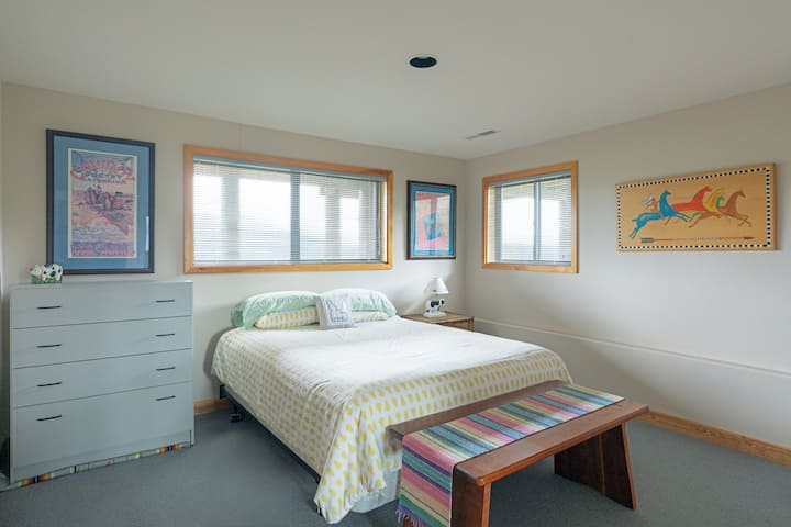 3rd bedroom w/queen-sized bed on lower level 