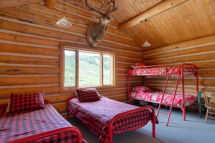 Loft area w/ 4 twin-sized beds  