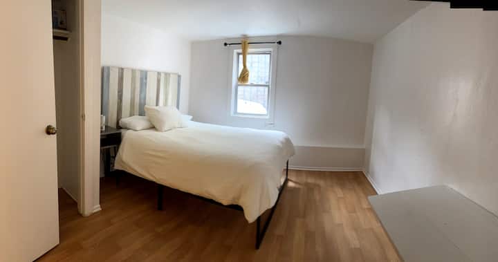 Dormitorio frist con el armario y mesa plegable