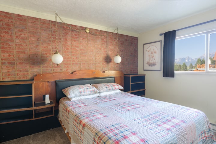 Chambre principale avec salle de bain dans le couloir.