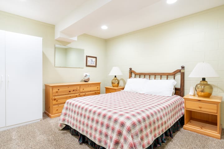 Troisième chambre en bas avec lit queen. Salle de bain complète devant la porte.