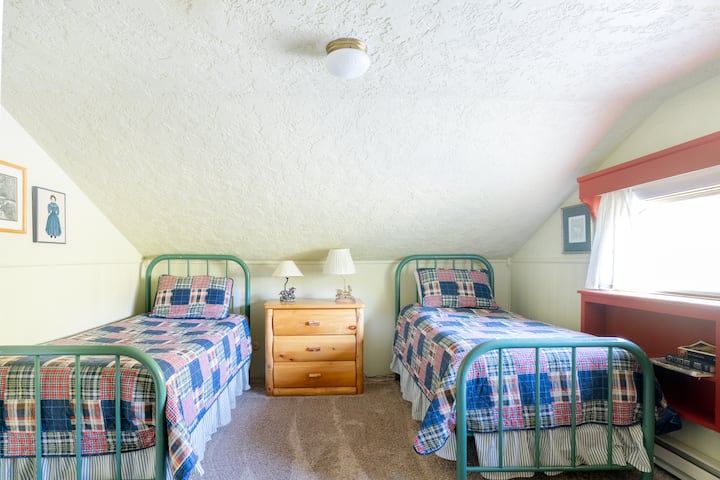 Cinquième chambre avec 3 lits jumeaux. Salle de bain dans le couloir.