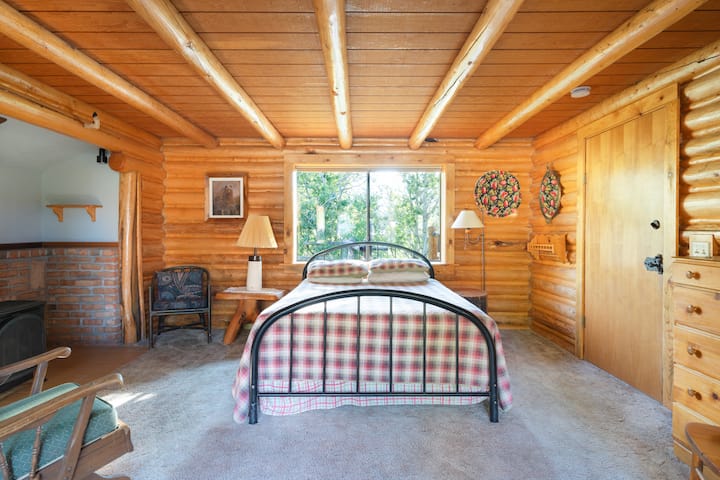Quatrième chambre dans un chalet séparé. Pas de salle de bain dans le chalet c'est dans la maison principale