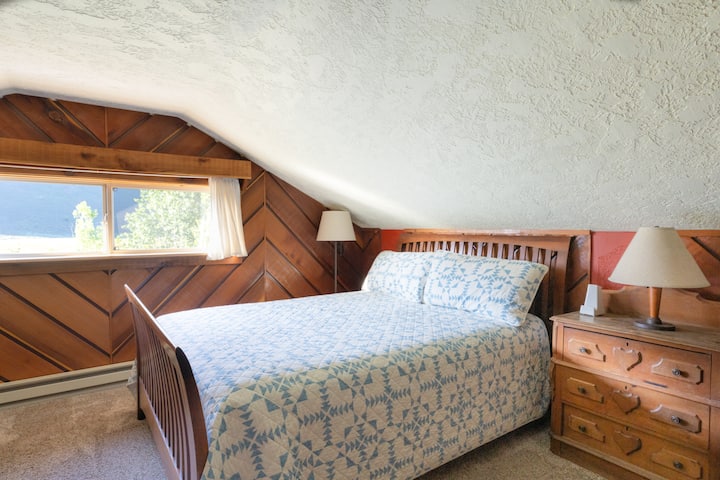 Deuxième chambre avec lit Queen Size à l'étage.  Demi-baignoire dans le couloir