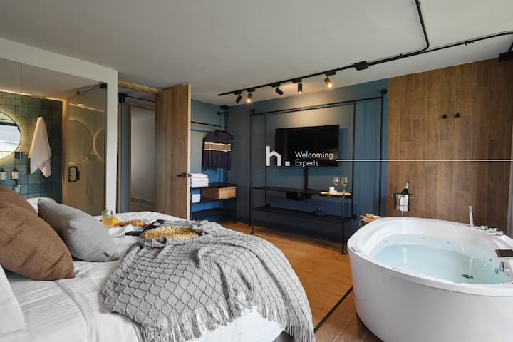 Მთავარი საძინებელი 1 ორადგილიანი საწოლით, სმარტ-ტელევიზორით, კონდიციონერით, ცალკე სააბაზანოთი და აბაზანით.