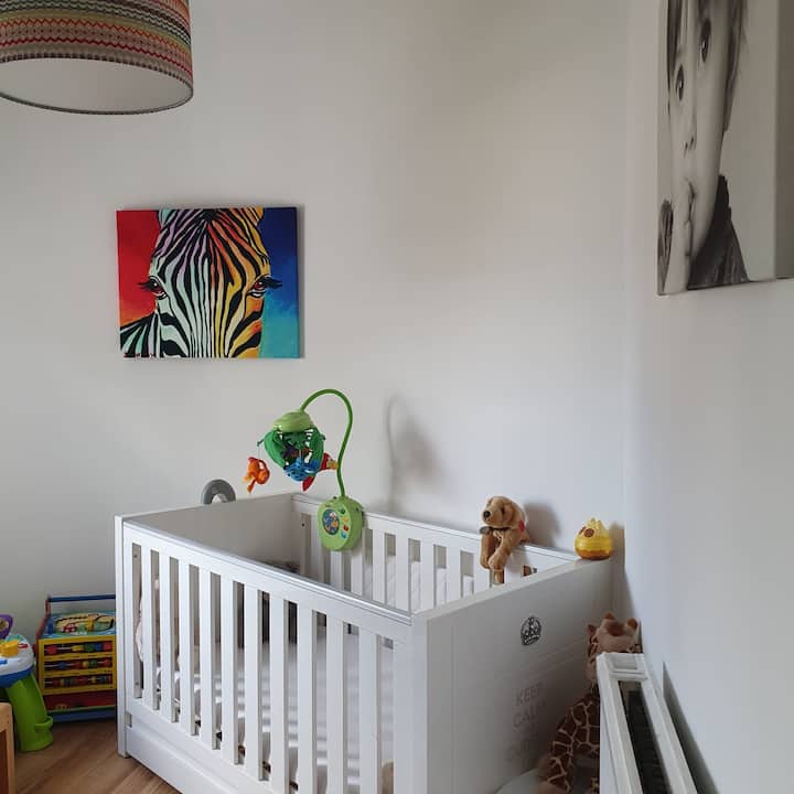 托儿室：如果需要，婴儿床可以更换为单人床。