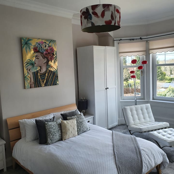 主卧设有套内卫生间。 