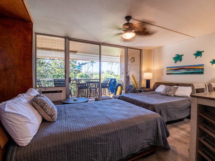 Tiene capacidad para 6 personas con sofá cama de tamaño completo, cama Murphy de tamaño completo y cama tamaño king en el dormitorio.