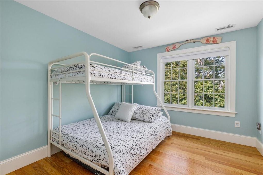 Druga spavaća soba za goste s bračnim krevetom na kat. Dvije komode u ormaru. Idealno za djecu!