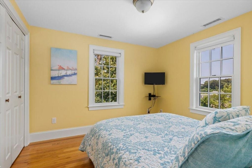 Treća spavaća soba za goste s bračnim krevetom, televizorom i dvije komode u ormaru