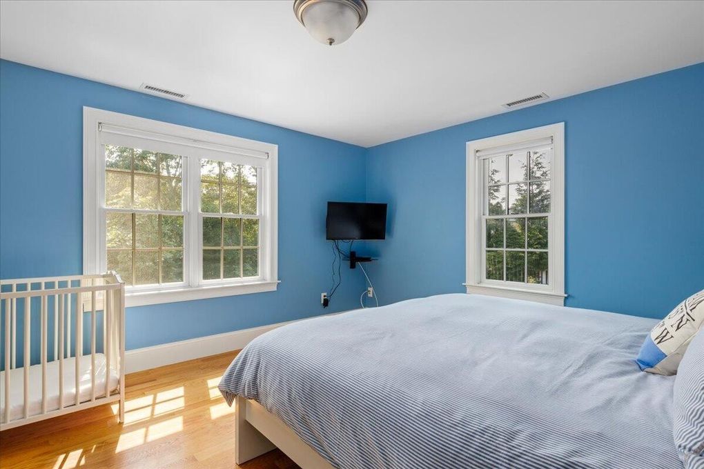 Glavna spavaća soba s bračnim krevetom i TV-om