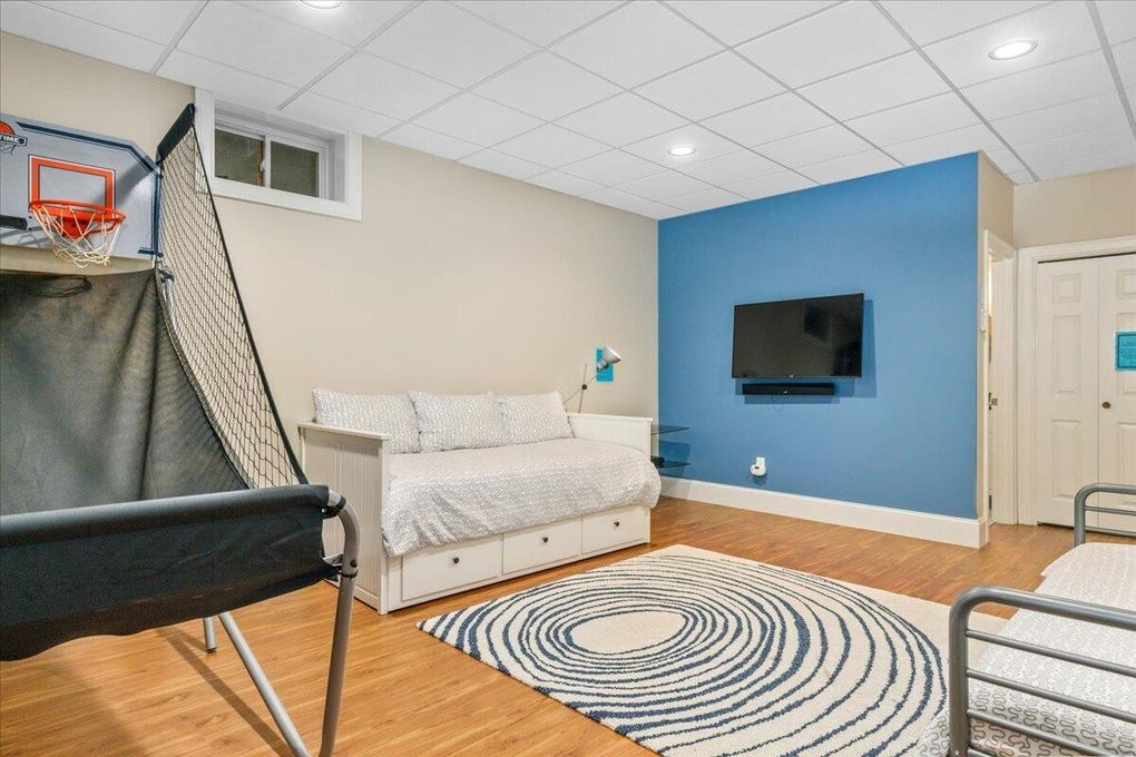 Dječje sjedište s televizorom, igrama i rasporedom spavanja za dvoje 