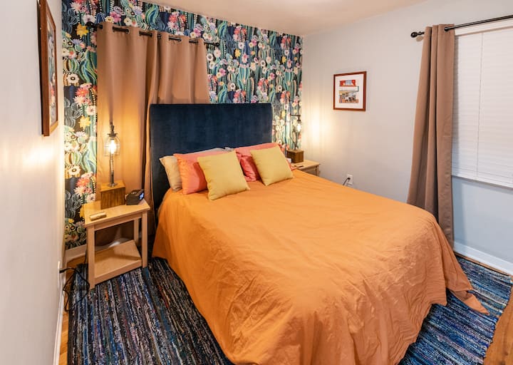 Spavaća soba 1: bračni krevet (1,6x2)