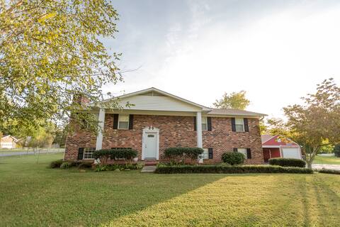 ROOMY! Pet friendly, King bed, fenced.