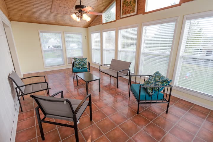 Roomy Pet-friendly Home | King Bed - クリーブランド, TN