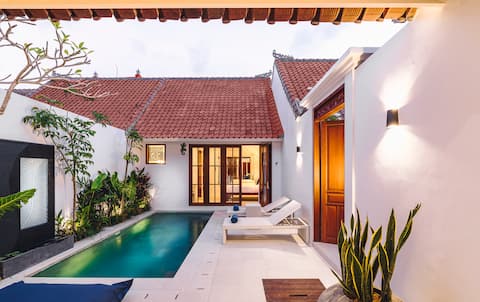 Romantic, tranquil hideaway, walk to beach