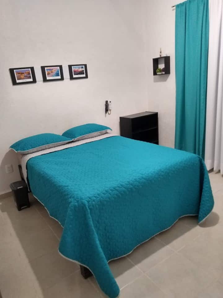 主卧配有衣柜、阳台、床头柜、智能电视和空调。

Cuarto primary con壁橱、balcón、Buró、智能电视和aire acondicionado。