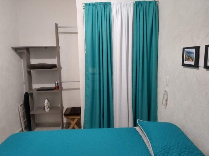 带衣柜的房间、阳台、床头柜、智能电视和空调。

房间配有衣柜、阳台、柜台和空调。