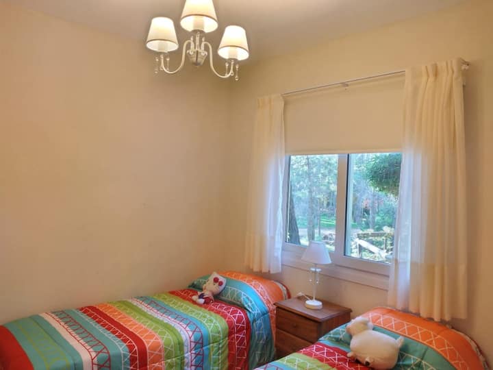 Esta es la habitación en planta baja que tiene un amplisimo placard y dos camas individuales.