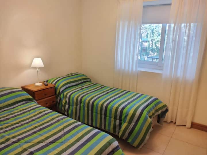 Esta es la otra habitación en planta baja que tiene también un amplisimo placard y dos camas individuales.