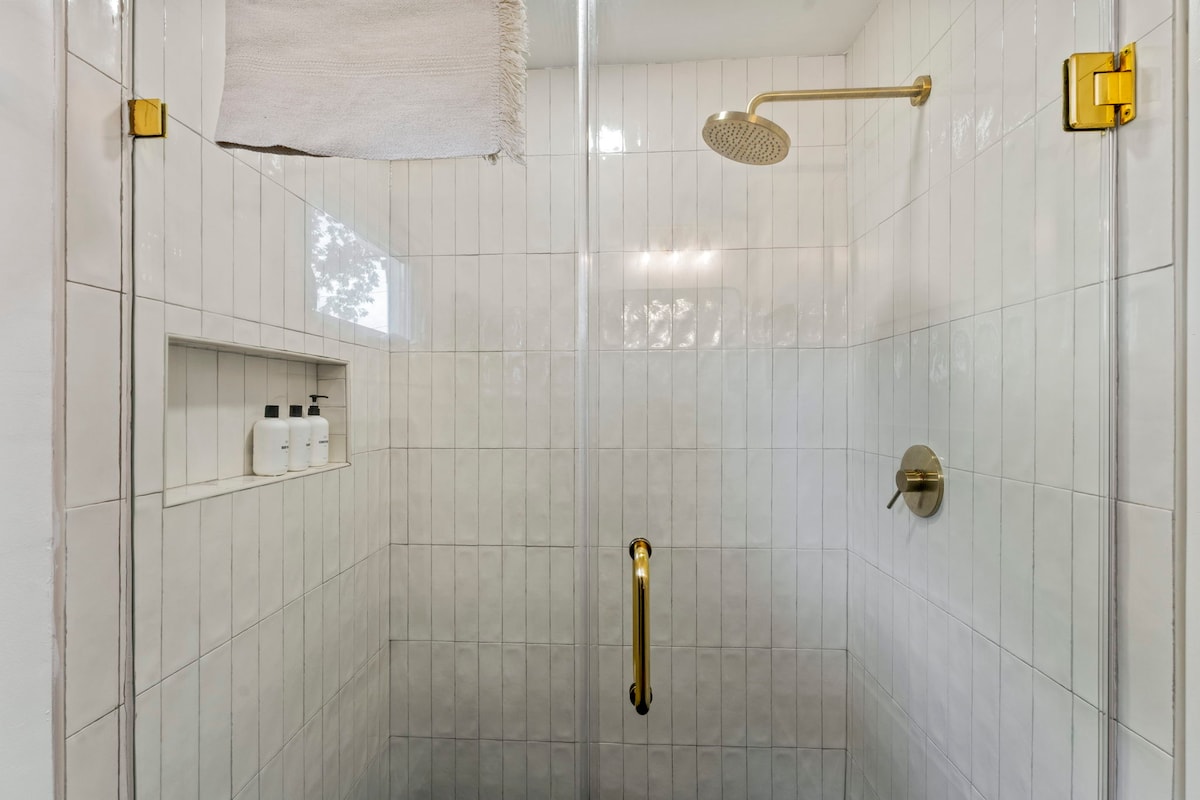 Holly Hideaway | Walkable Eastside Retreat