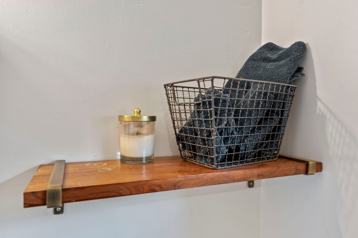 Holly Hideaway | Walkable Eastside Retreat
