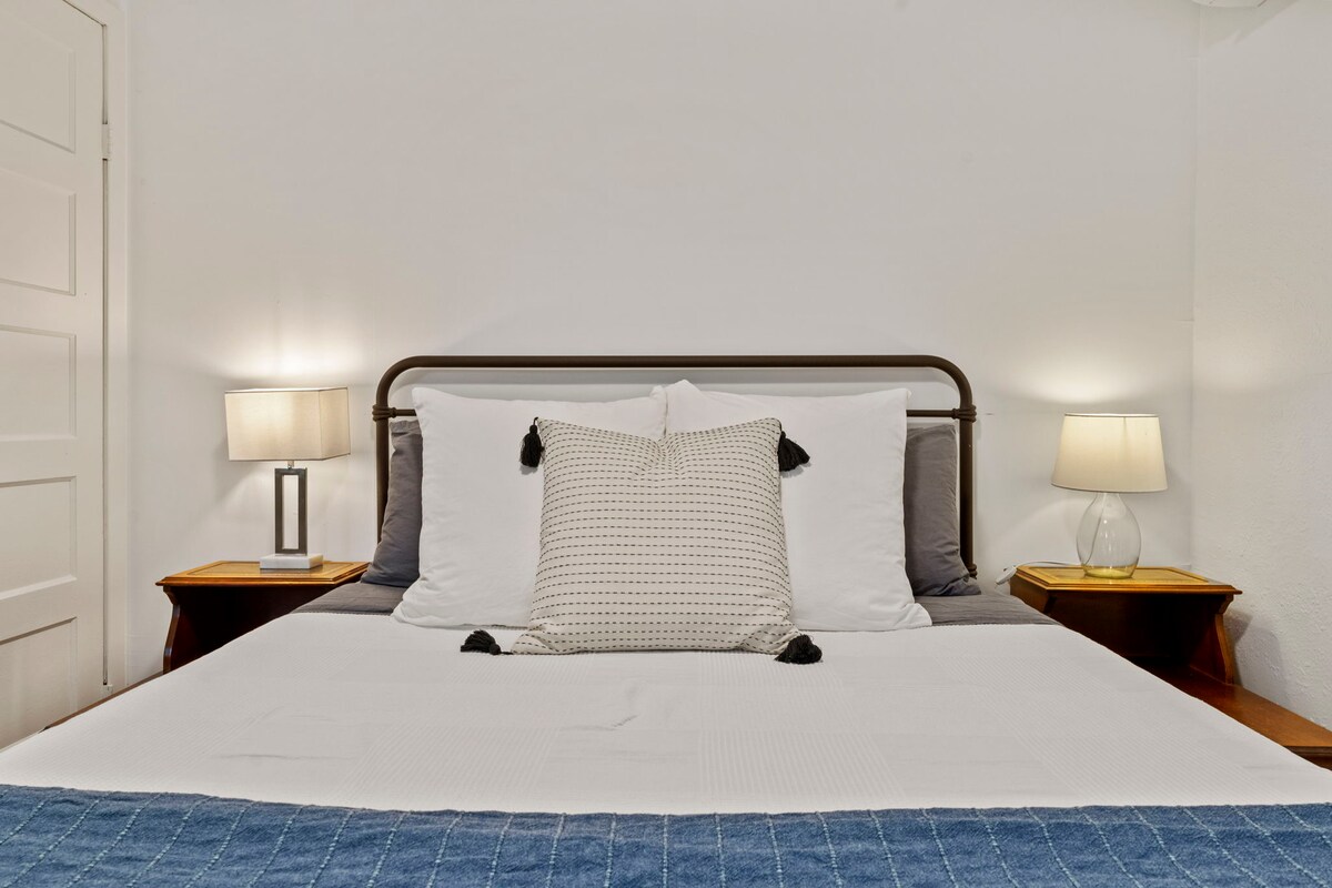Holly Hideaway | Walkable Eastside Retreat