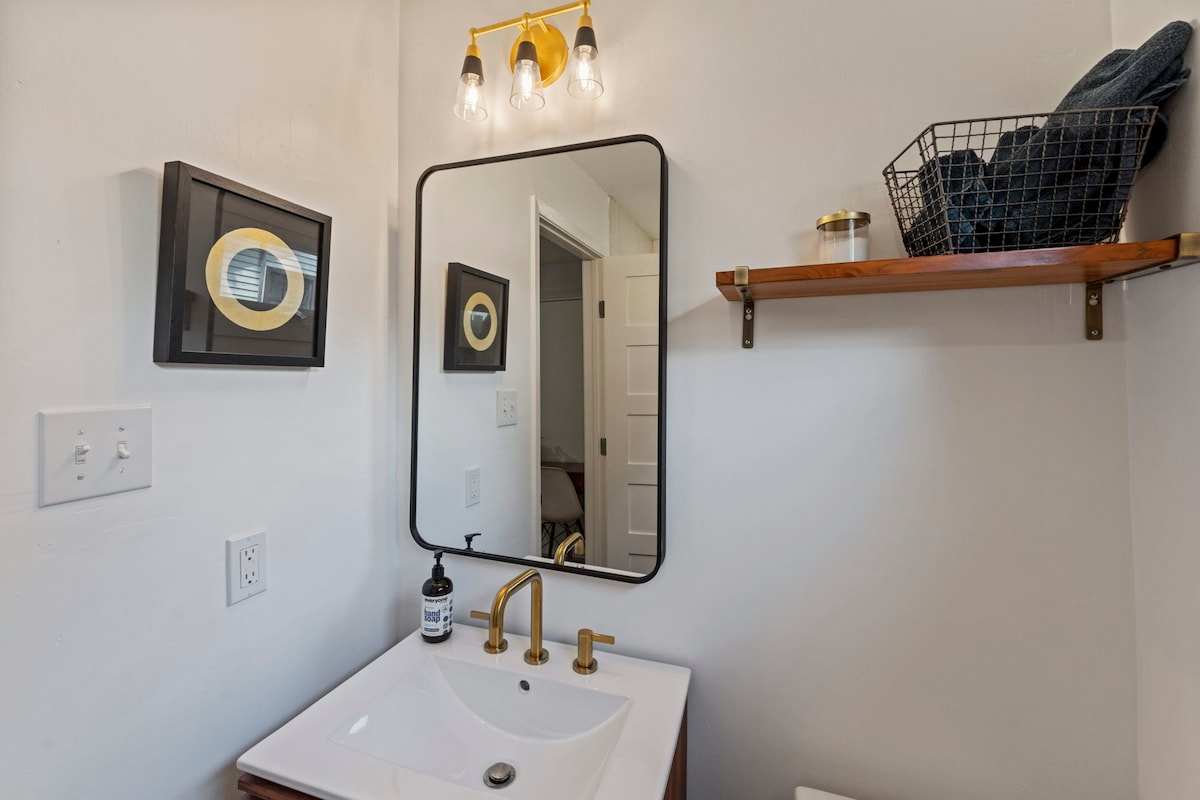 Holly Hideaway | Walkable Eastside Retreat