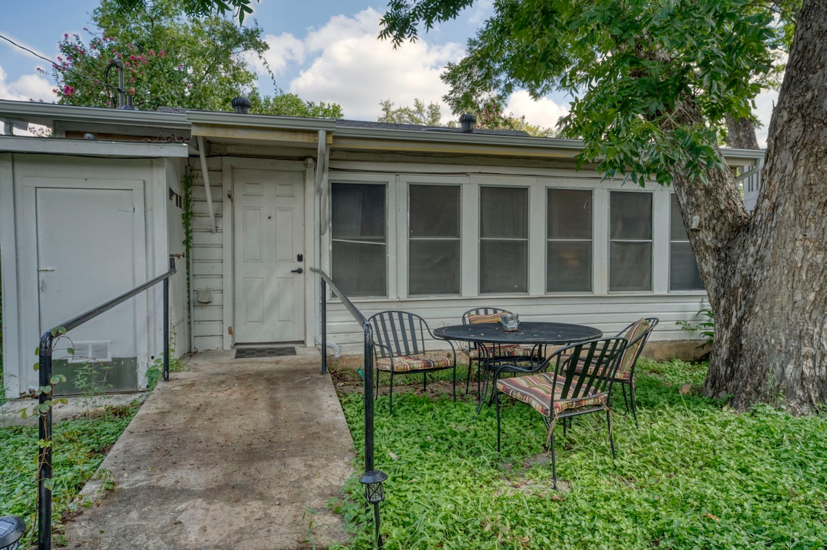 Holly Hideaway | Walkable Eastside Retreat
