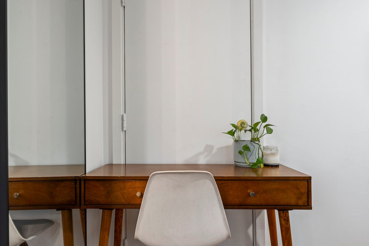 Holly Hideaway | Walkable Eastside Retreat