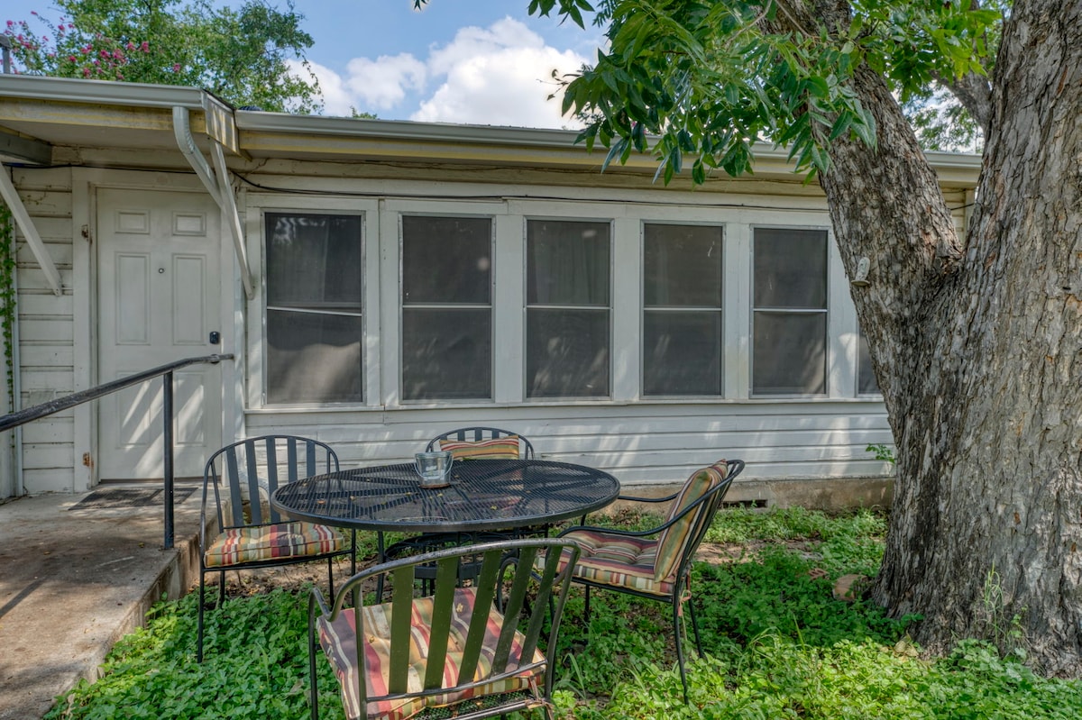 Holly Hideaway | Walkable Eastside Retreat