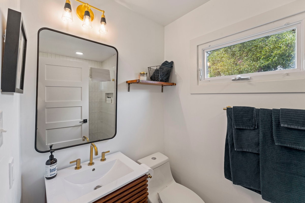 Holly Hideaway | Walkable Eastside Retreat