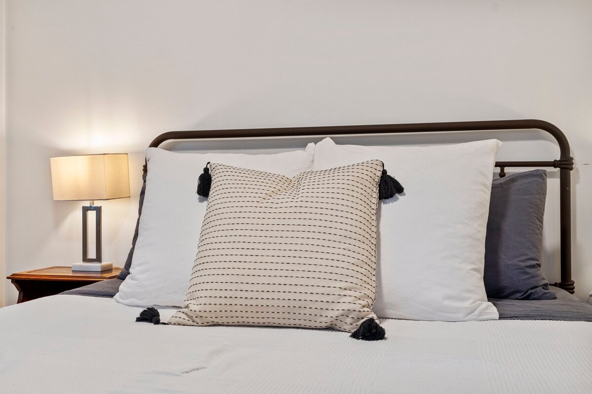 Holly Hideaway | Walkable Eastside Retreat