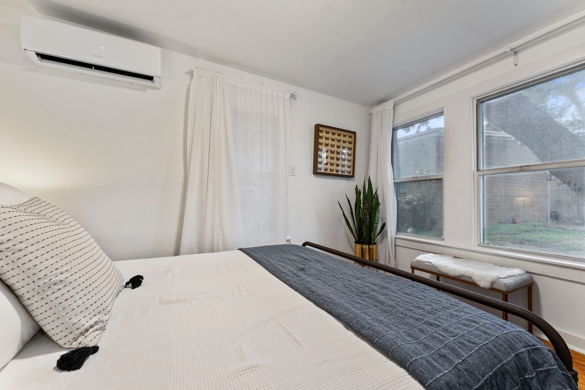 Holly Hideaway | Walkable Eastside Retreat
