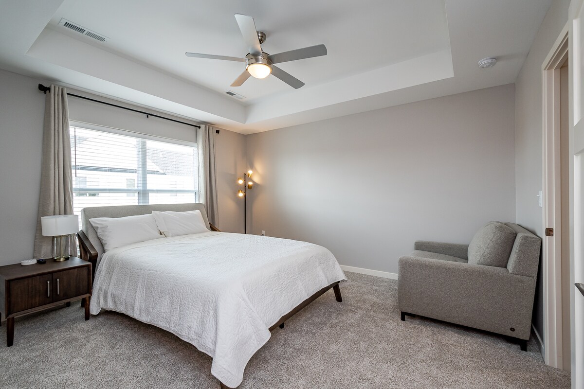 ห้องนอน 2 พร้อมห้องน้ำในตัวและสมาร์ททีวี Roku