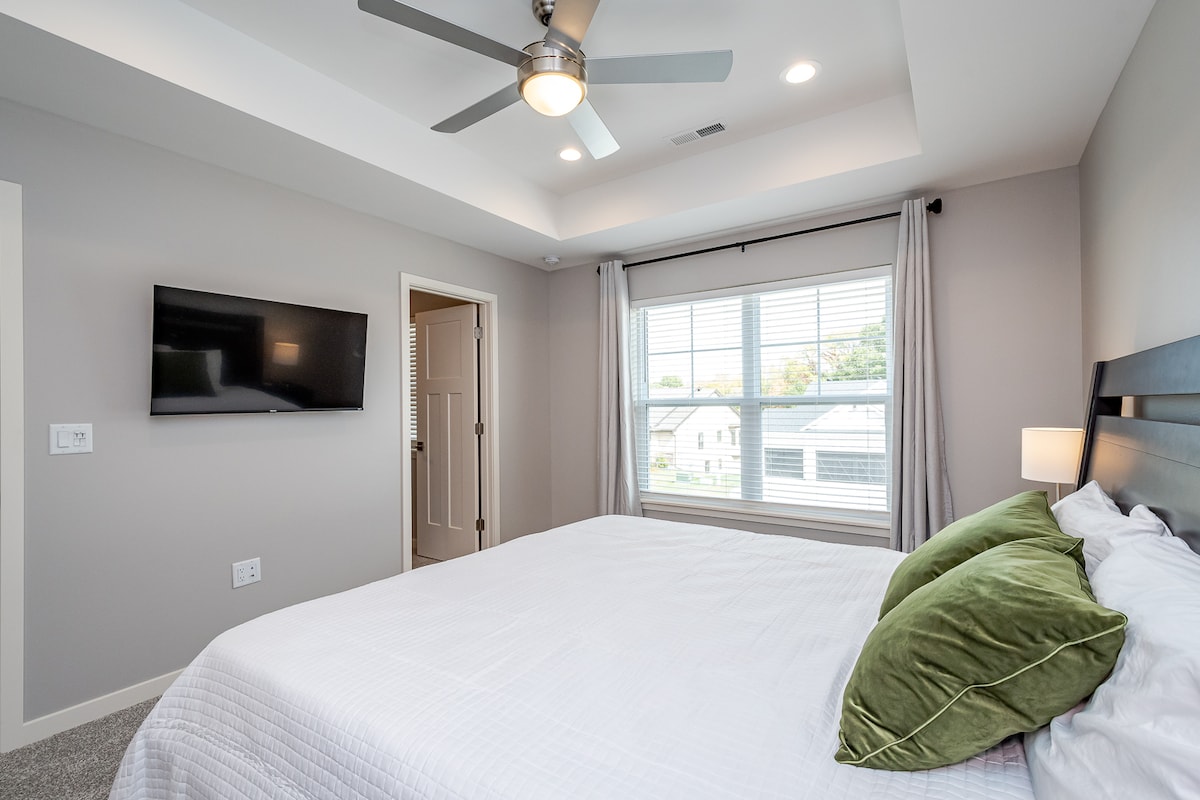 ห้องนอน 1: พร้อมห้องน้ำในตัวและสมาร์ททีวี Roku