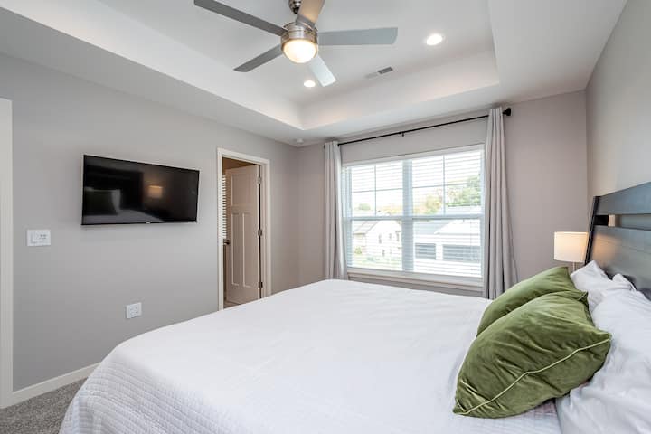 Спалня 1: със самостоятелна баня и смарт телевизор Roku