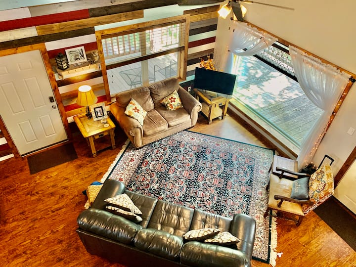 غرفة معيشة بسرير أريكة بحجم كبير.