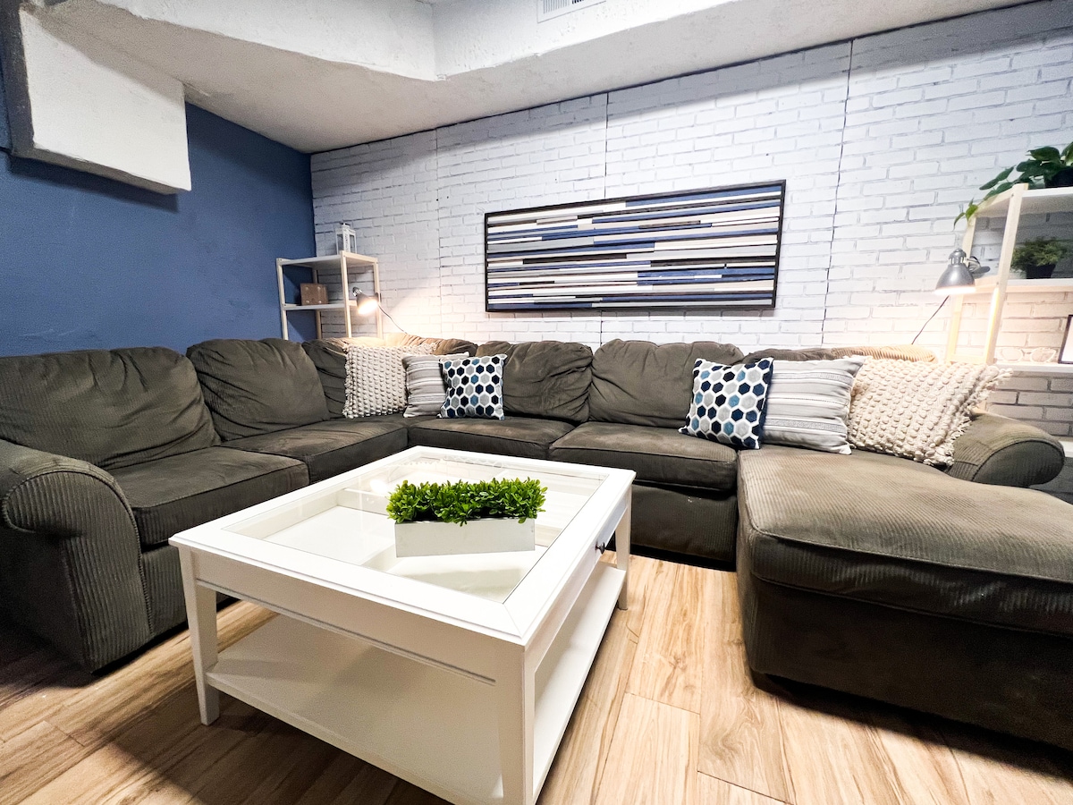 Uživajte u spoju moderne udobnosti i stila u ovom prostranom dnevnom boravku. S plišanim kaučem, elegantnim dekorom i živopisnim neonskim natpisom savršen je izbor za opuštanje i druženje. Otvoreni tlocrt besprijekorno je povezan s kuhinjom i blagovaonicom.