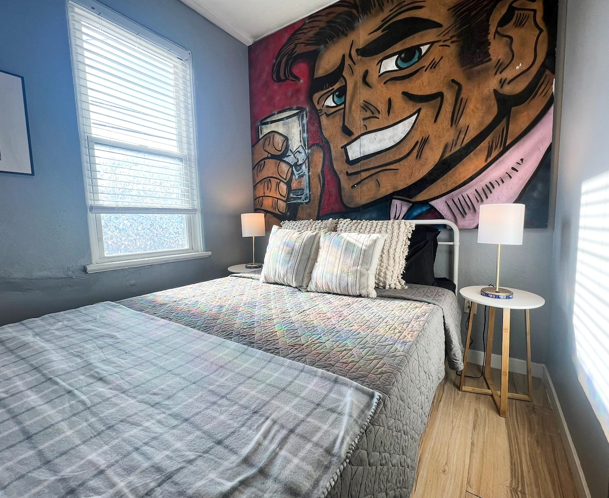 Udobno se odmorite u ovoj prostranoj spavaćoj sobi s dva udobna bračna kreveta, elegantnim uređenjem i mnoštvom prirodnog svjetla. Savršeno za obitelji ili prijatelje koji putuju zajedno.