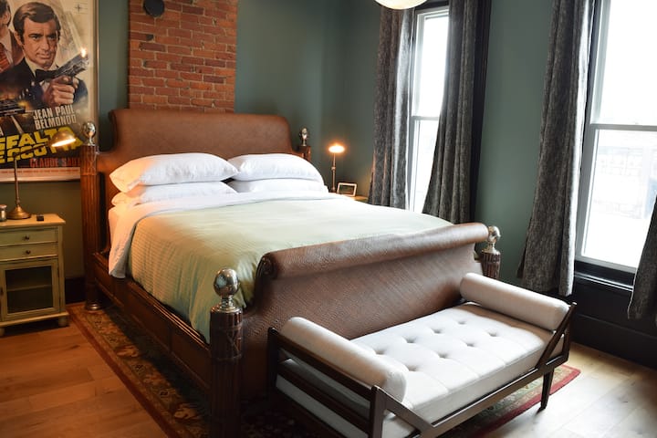 Master Bedroom

King Size Bed
Luxury Bedding