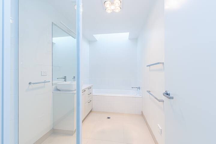 Kingston Beach Luxurious Apartment, Unit two gallery image 5