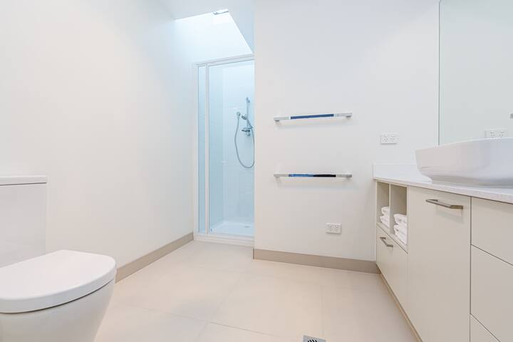 Kingston Beach Luxurious Apartment, Unit two gallery image 4