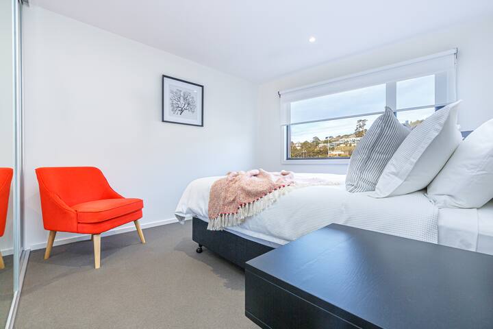 Kingston Beach Luxurious Apartment, Unit two gallery image 3