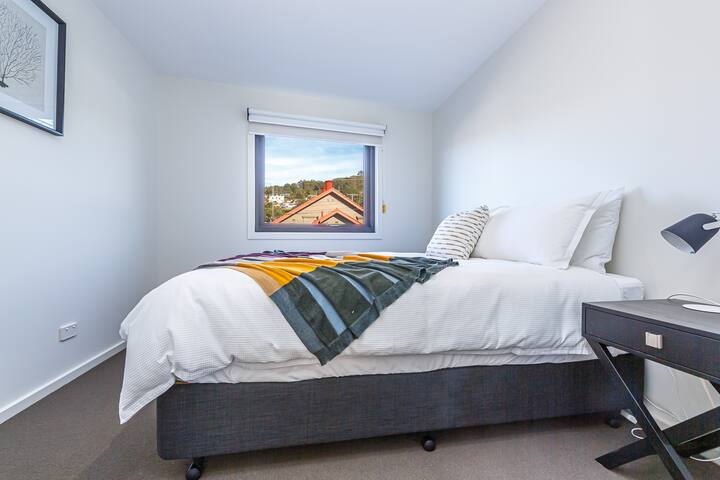 Kingston Beach Luxurious Apartment, Unit two gallery image 2
