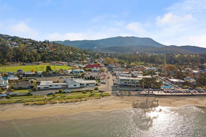 Kingston Beach Luxurious Apartment, Unit One gallery image 2