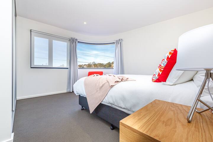 Kingston Beach Luxurious Apartment, Unit One gallery image 5