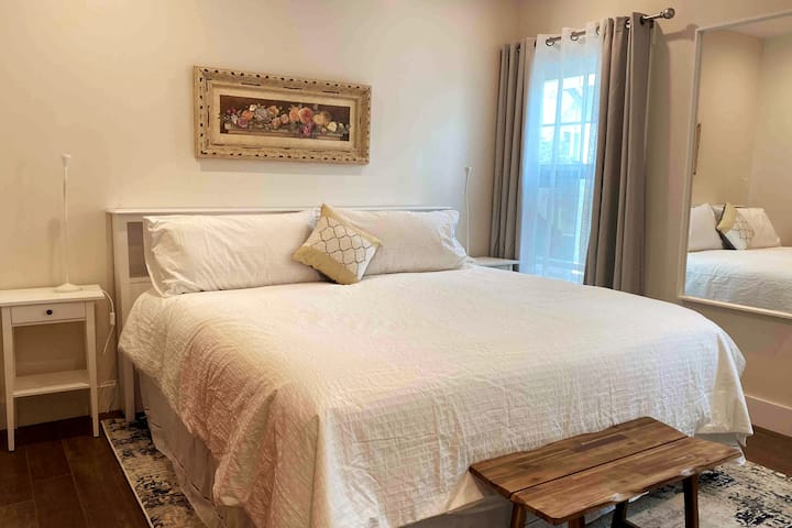 Dormitorio #2 con cama tamaño king completamente nueva y escritorio para trabajar en privado.