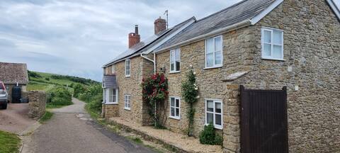 Spacious Burton Bradstock cottage - on the coast